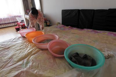 兴化楼上漏水，住户失联，小区没物管，业主维权难！律师来支招……